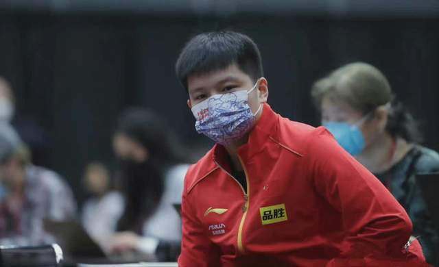第68分钟，阿森纳左路角球开到禁区前点本怀特头球后蹭邓克头球解围。